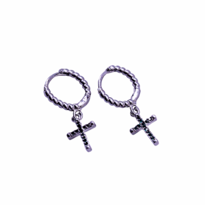 Aretes Candonga Cruz Verde Esmeralda en acero quirúrgico con diseño de cruz y acabado verde esmeralda, un accesorio masculino elegante y moderno.