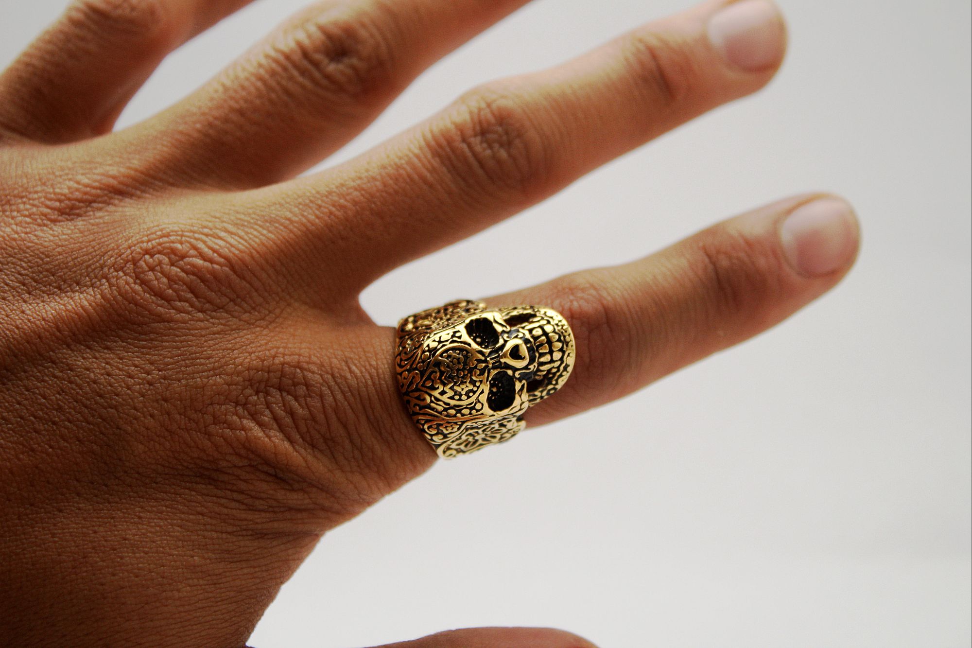 Anillo Aureus Dorado de acero quirúrgico con acabado dorado, diseño exclusivo para hombres sofisticados